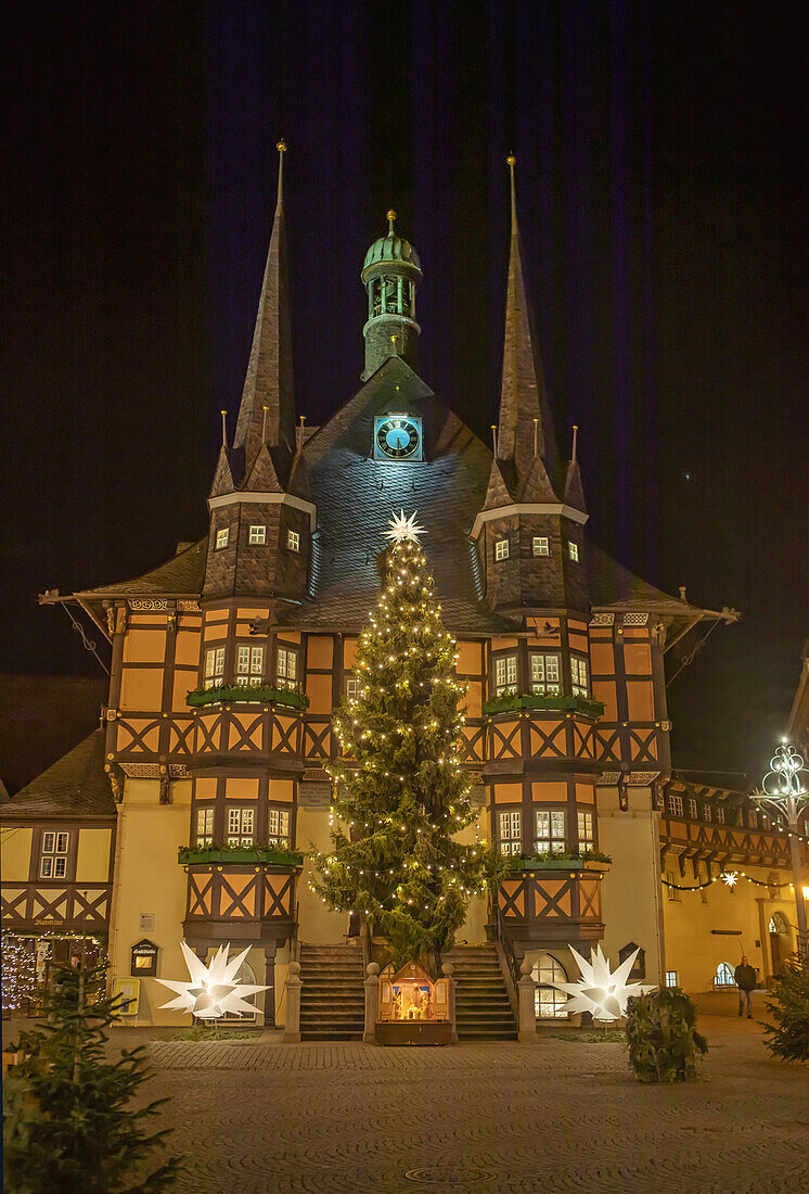  Nighttime lighting at the Wernigerode town hall at Christmas time, Wernigerode, Saxony-Anhalt, Germany 