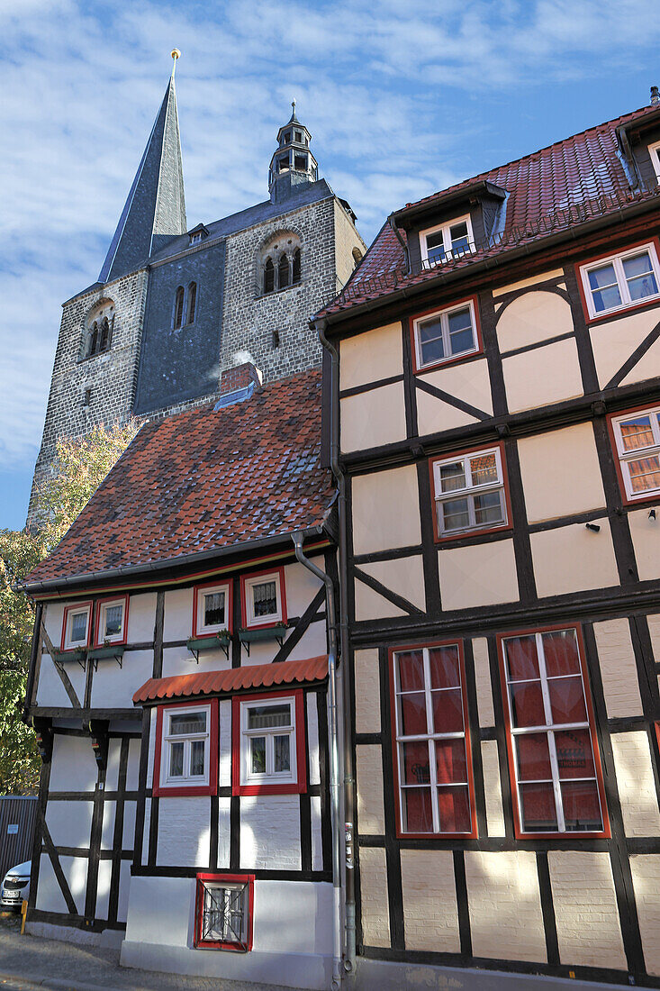  Market street and market church of St. Benediktii, World Heritage City of Quedlinburg, Saxony-Anhalt, Germany 