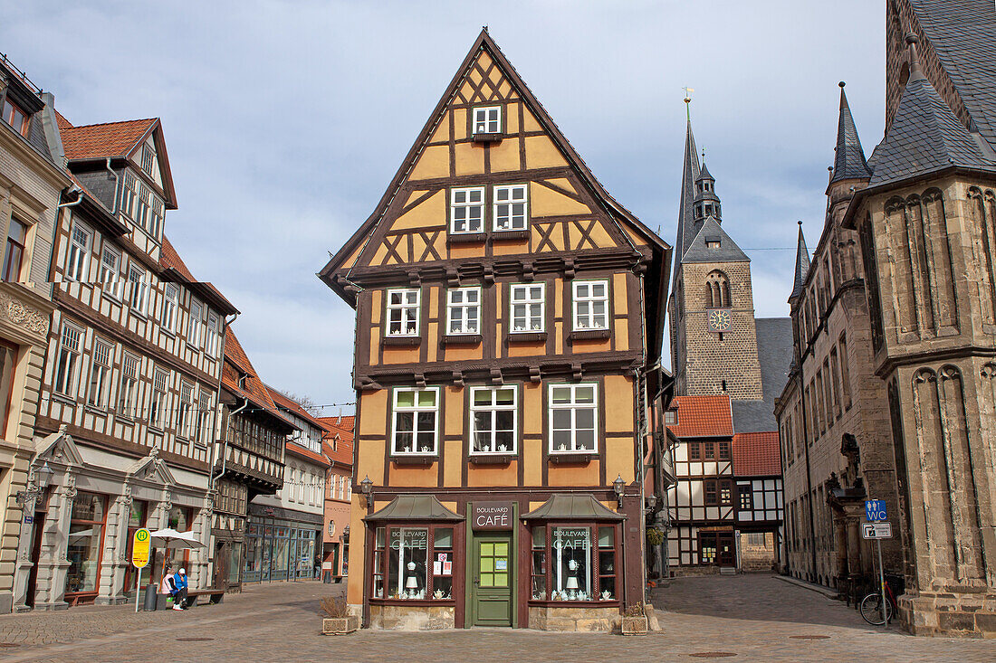  Market square (in the background the market church of St. Benedikti), World Heritage City of Quedlinburg, Saxony-Anhalt, Germany 