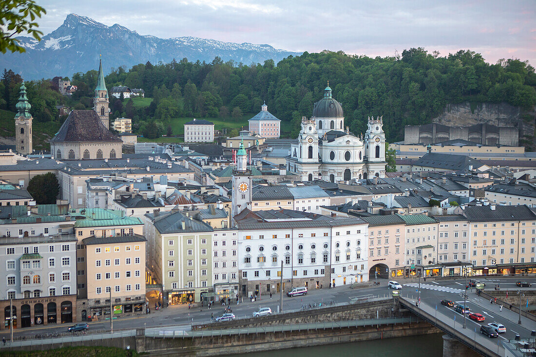 Blick auf die Altstadt bei Sonnenuntergang, Salzburg, Österreich