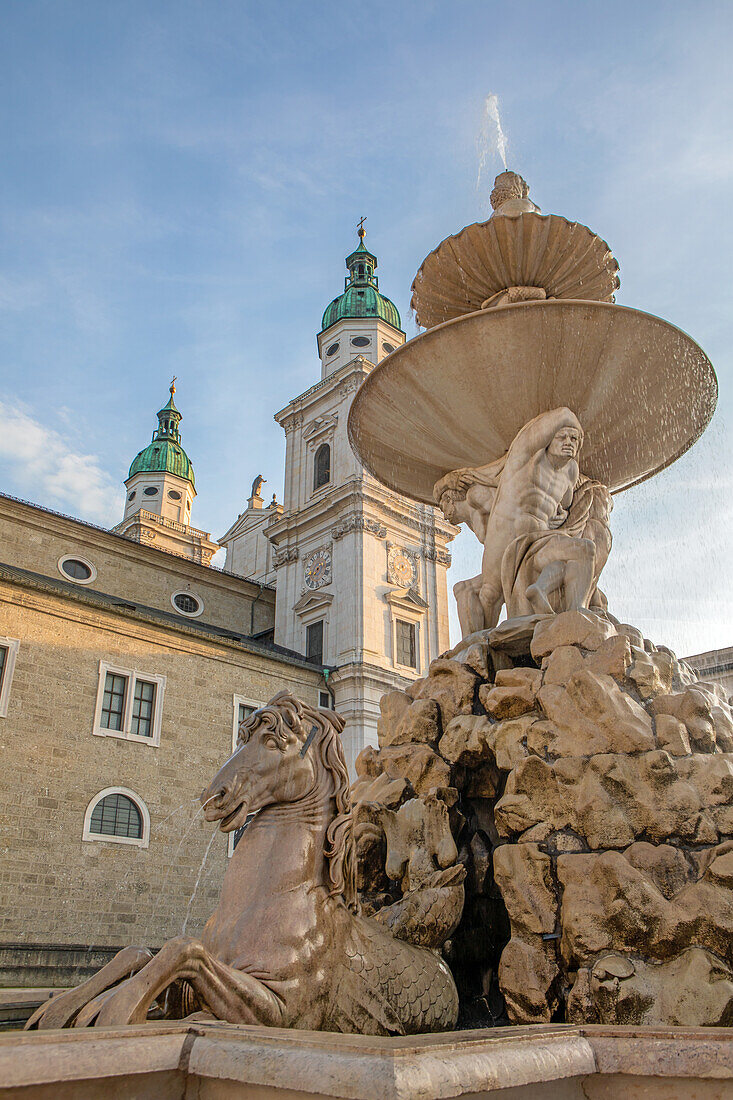 Salzburger Dom vom Residenzbrunnen aus gesehen, Salzburg, Österreich