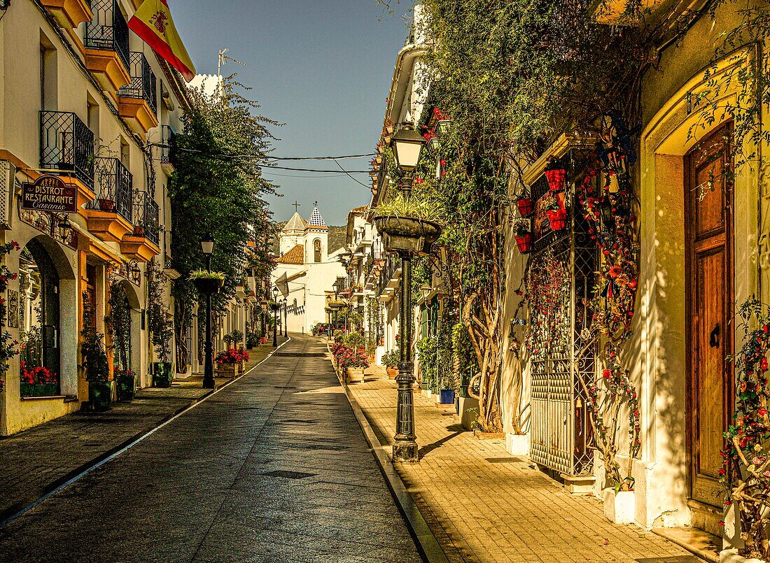 Calle Anche und Kirche Santo Cristo in der Altstadt von Marbella, Costa del Sol, Andalusien, Spanien