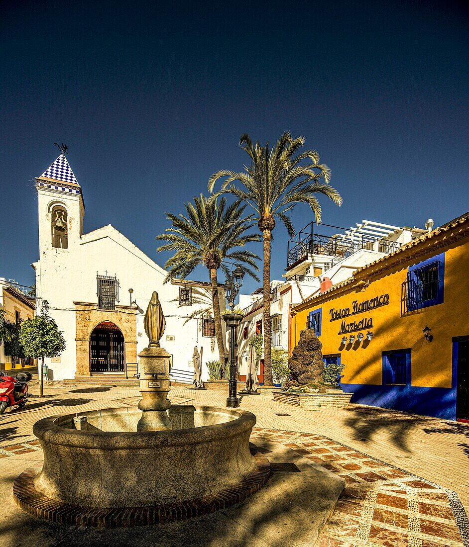  Plaza Santo Cristo with fountain and Ermita del Santo Cristo de la Vera Cruz in the old town of Marbella, Costa del Sol, Andalusia, Spain 