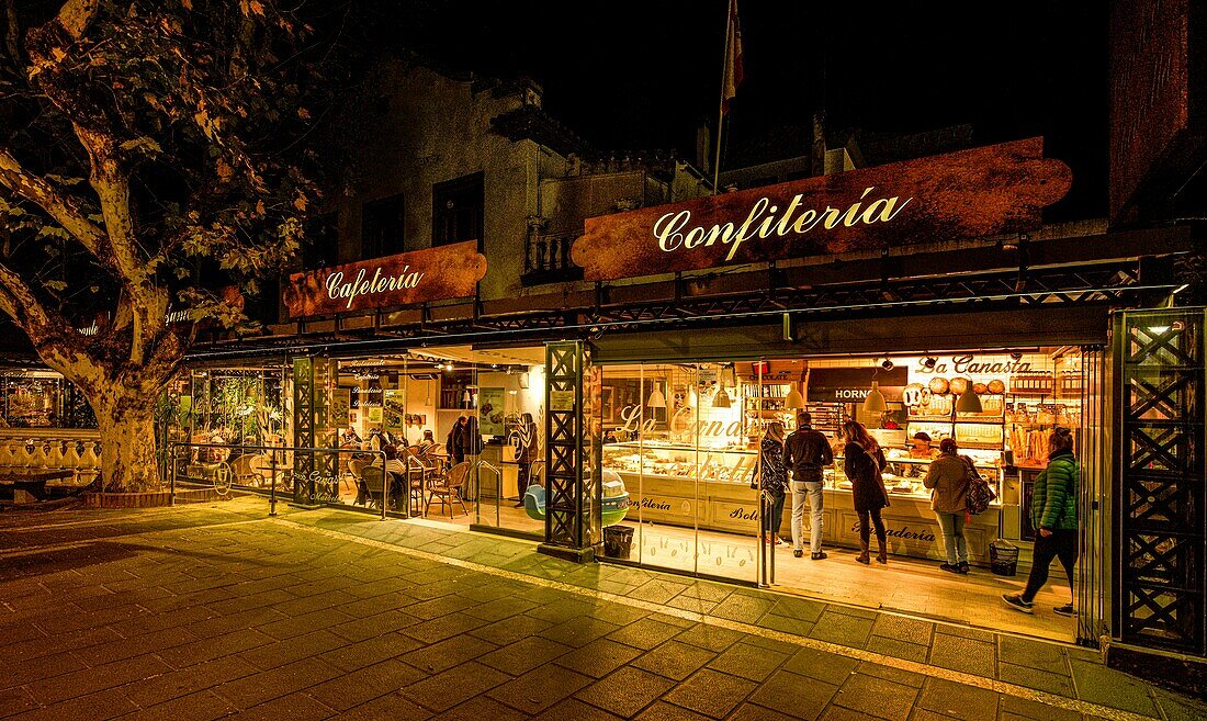 Café am Alameda-Park in Marbella am Abend, Costa del Sol, Andalusien, Spanien