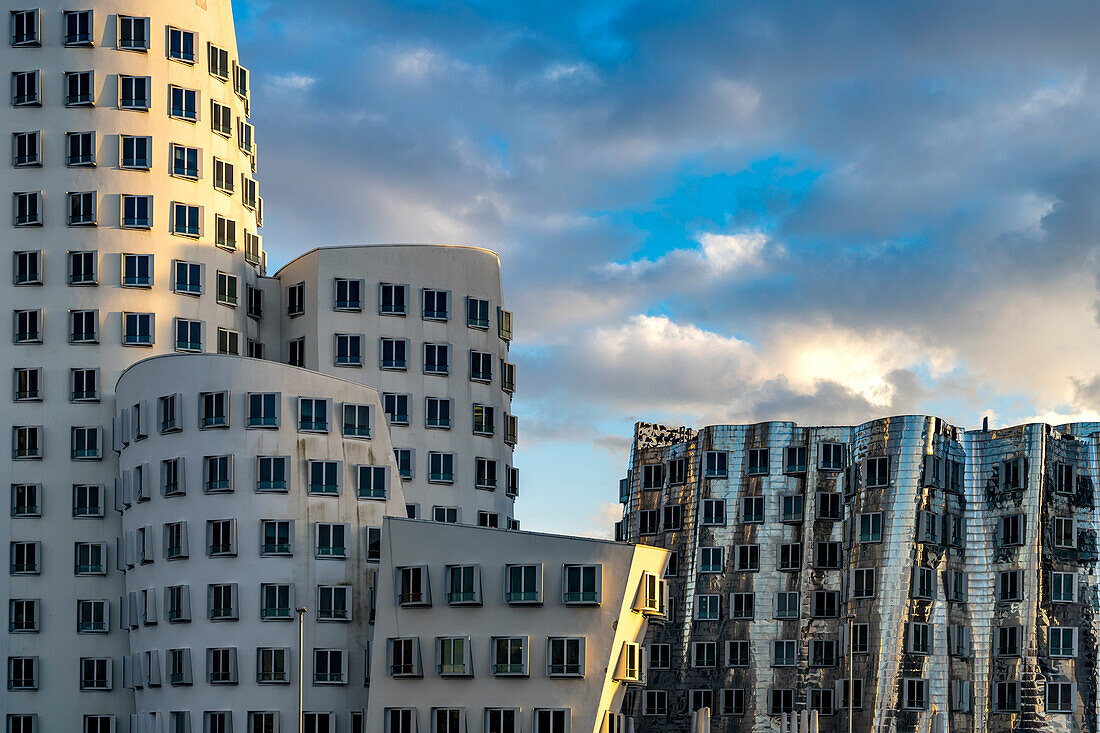 Gehry-Bauten - Neuer Zollhof am Medienhafen in Düsseldorf, Nordrhein-Westfalen, Deutschland