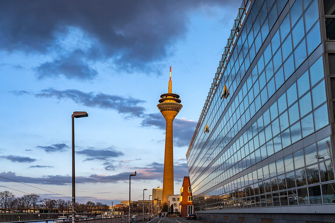 Der Rheinturm in Düsseldorf, Medienhafen, Nordrhein-Westfalen, Deutschland, Europa