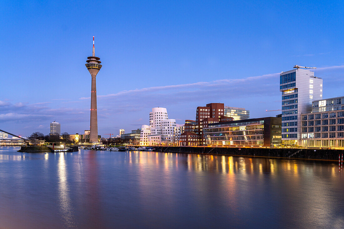 Gehry-Bauten - Neuer Zollhof am Medienhafen und der Rheinturm in Düsseldorf in der Abenddämmerung, Nordrhein-Westfalen, Deutschland