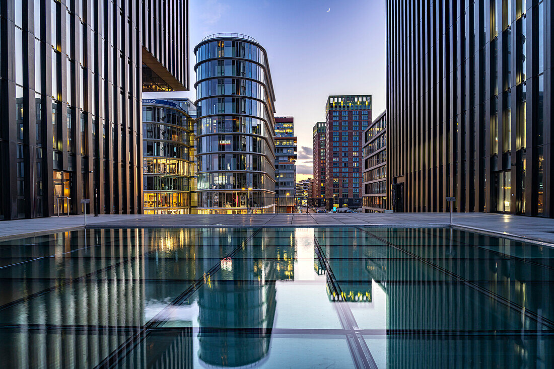 Moderne Hochhaus Architektur am Medienhafen Viertel in Düsseldorf in der Abenddämmerung, Nordrhein-Westfalen, Deutschland, Europa 