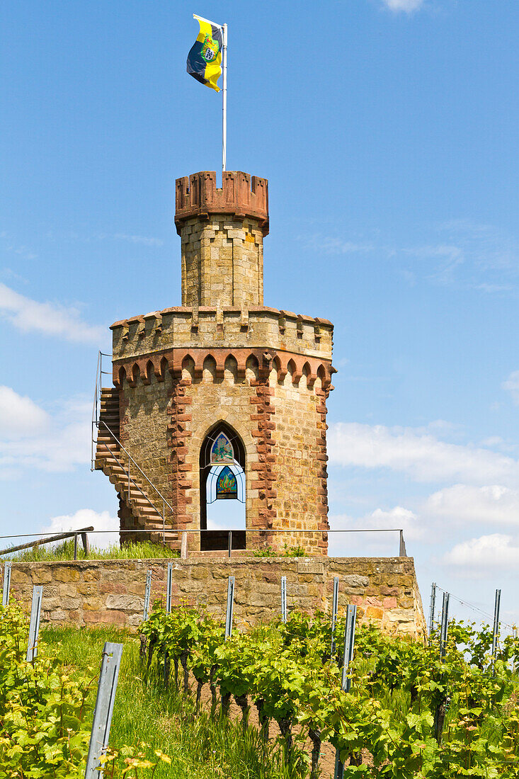 Der Flaggenturm in der Weinbergen bei Bad Dürkheim, Rheinland-Pfalz, Deutschland