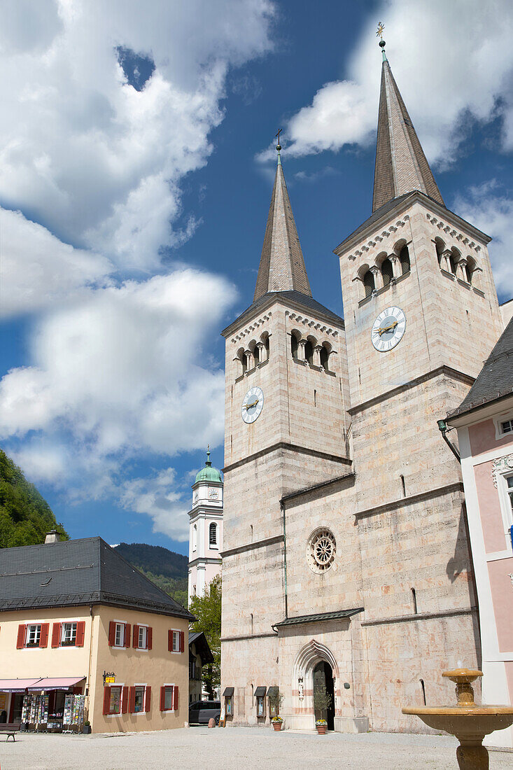 Schlossplatz, Stiftskirche St. Peter und Johannes der Täufer, Berchtesgaden, Bayern, Deutschland