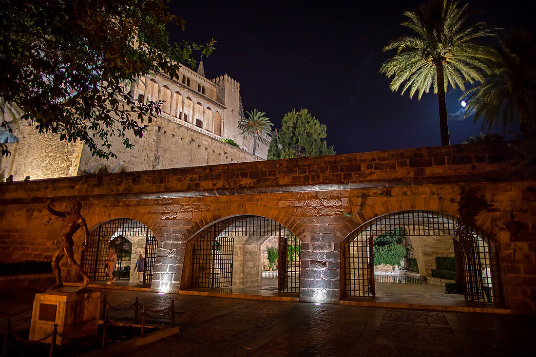  La Almudaina Royal Palace, Estàtua des Foner, Llac del Cigne at night, Palma de Mallorca, Mallorca, Balearic Islands, Mediterranean, Spain 