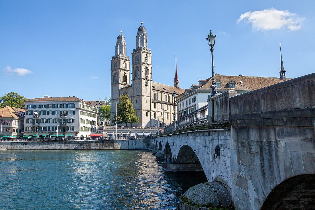 Blick über die Limmat auf Münsterbrücke und Kirche Grossmünster, Zürich, Schweiz, Helvetia
