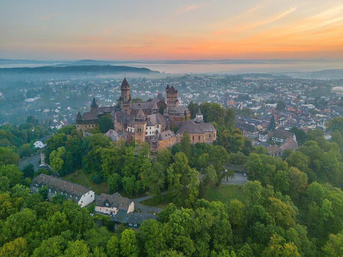  Aerial view of Braunfels castle and palace, castle towers Hubertusturm, Neuer Bergfried, Georgturm and Alter Stock at sunrise, Braunfels, Lahn, Westerwald, Lahntal, Taunus, Hesse, Germany 