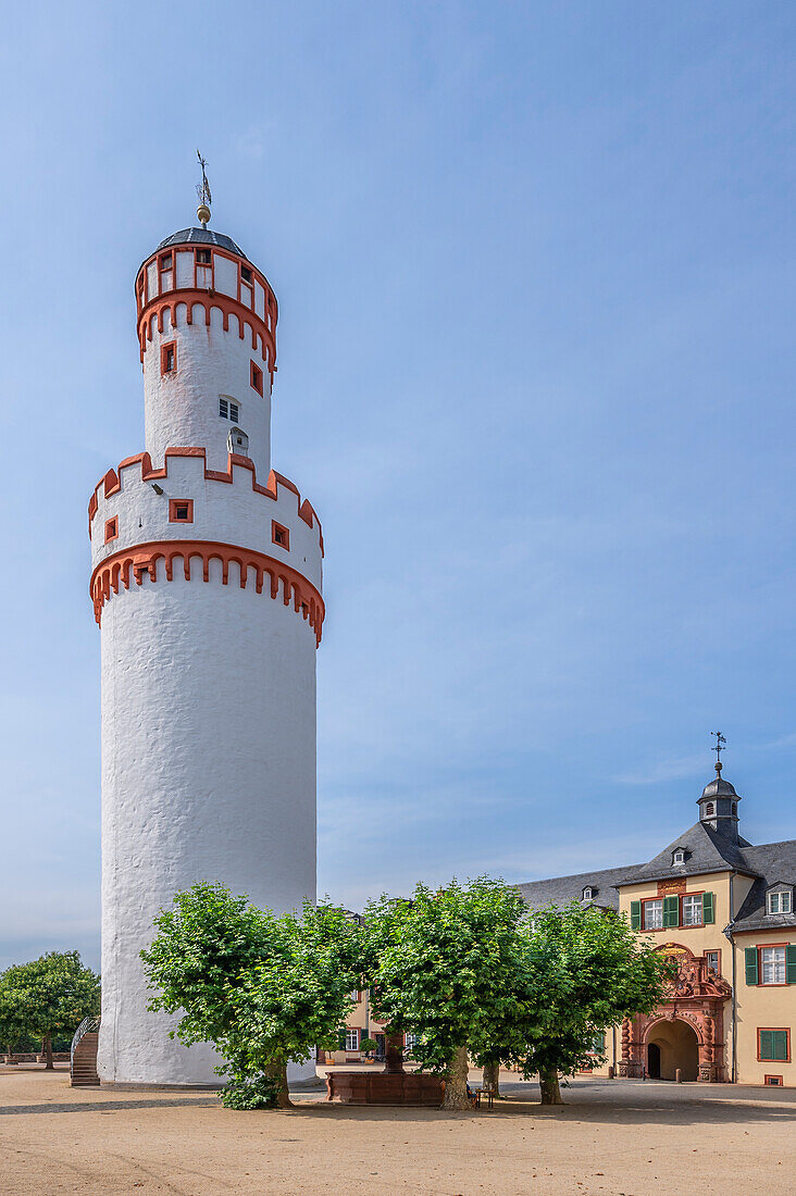  Inner courtyard with white tower of Homburg Castle, Bad Homburg vor der Höhe, Taunus, Hesse, Germany 