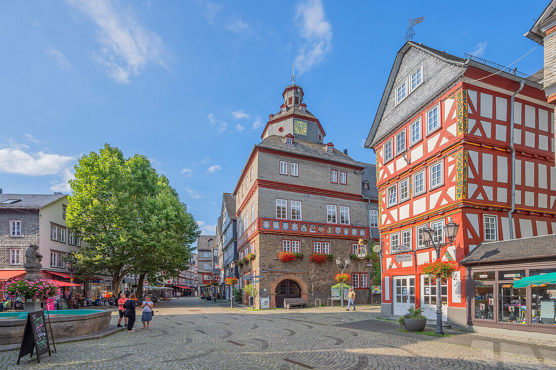  Market square with town hall and half-timbered houses, Herborn, Lahn, Westerwald, Hessisches Bergland, Lahntal, Hesse, Germany 
