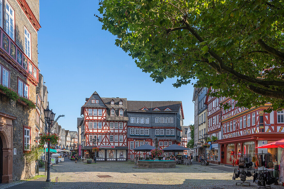  Market square with town hall and half-timbered houses, Herborn, Lahn, Westerwald, Hessisches Bergland, Lahntal, Hesse, Germany 