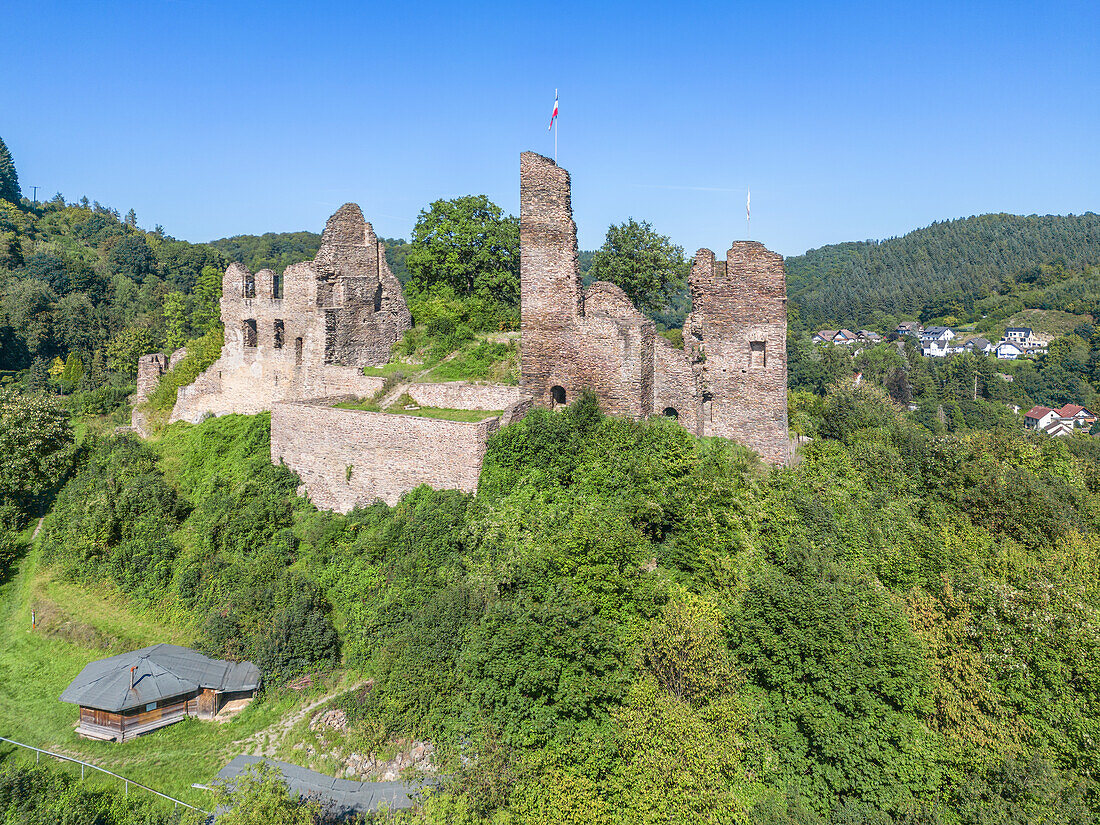 Blick auf die Burg Isenburg, Sayntal, Dierdorf, Kreis Neuwied, Westerwald, Rheinland-Pfalz, Deutschland