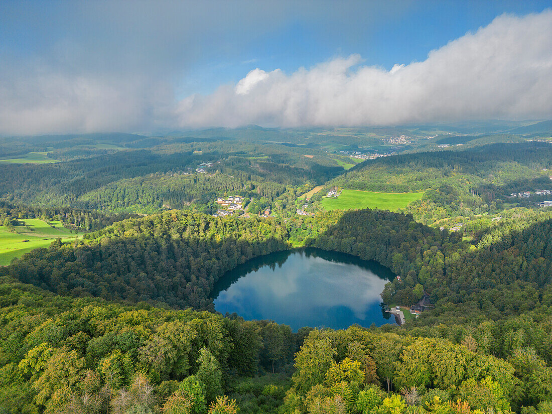 Luftansicht des Gemündener Maars bei Sonnenaufgang, Gemünden, Orsteil von Daun, Vulkaneifel, Eifel, Rheinland-Pfalz, Deutschland