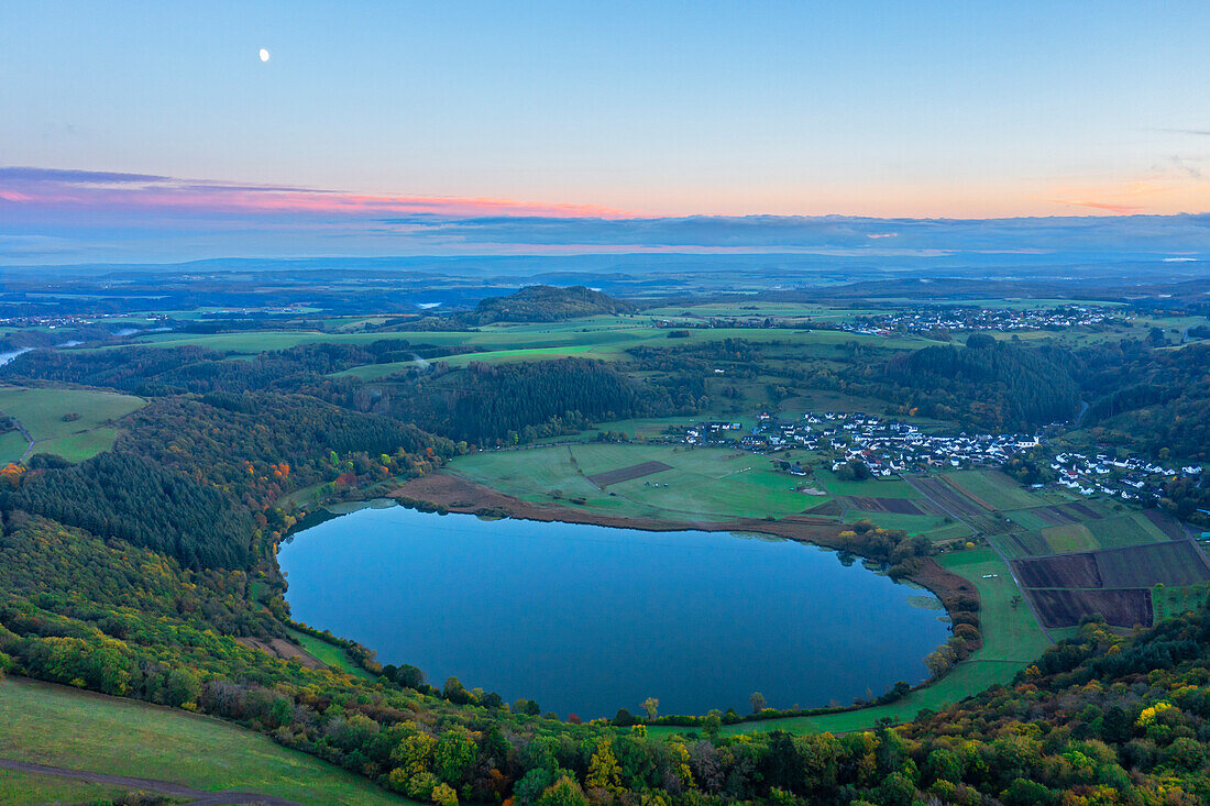  Aerial view of the Meerfelder Maar at sunset, Meerfelder Maar, Meerfeld, Vulkaneifel, Eifel, Rhineland-Palatinate, Germany 