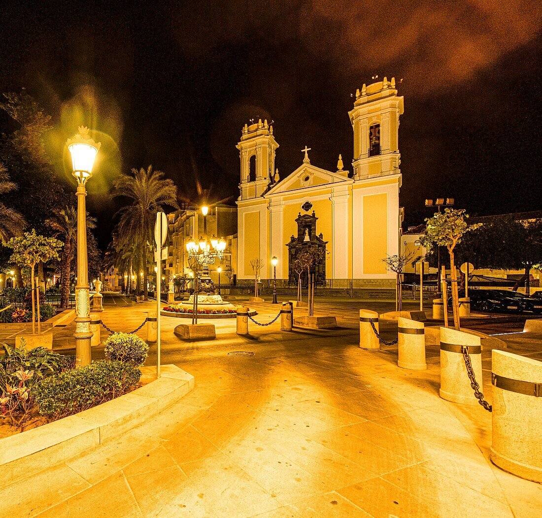 Kathedrale Santa Maria de la Asunción an der Plaza de África bei Nacht, Ceuta, Straße von Gibraltar Spanien
