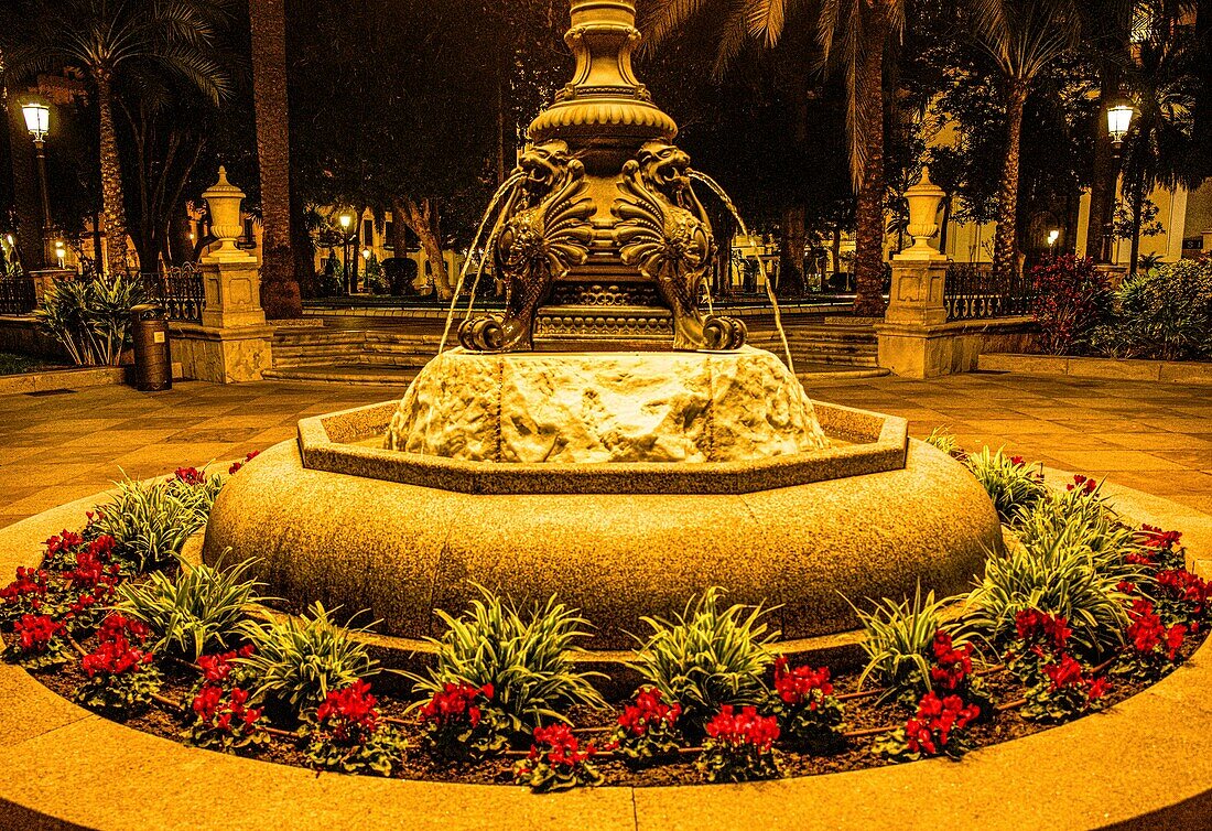 Brunnen mit Blumen bei Nacht auf der Plaza de África, Ceuta, nordafrikanische Küste, Straße von Gibraltar, Spanien