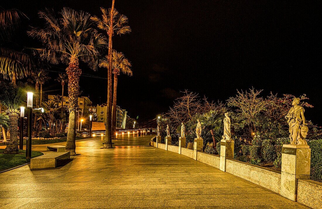 Allegorische Statuen an der Seepromenade von Ceuta bei Nacht, Straße von Gibraltar, Spanien
