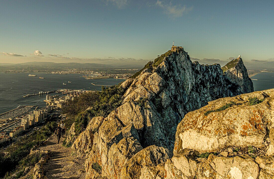 Spaziergänger auf dem Felsen von Gibraltar, Panoramablick über den Hafen und die Bucht von Algeciras, Britische Kronkolonie, Spanien