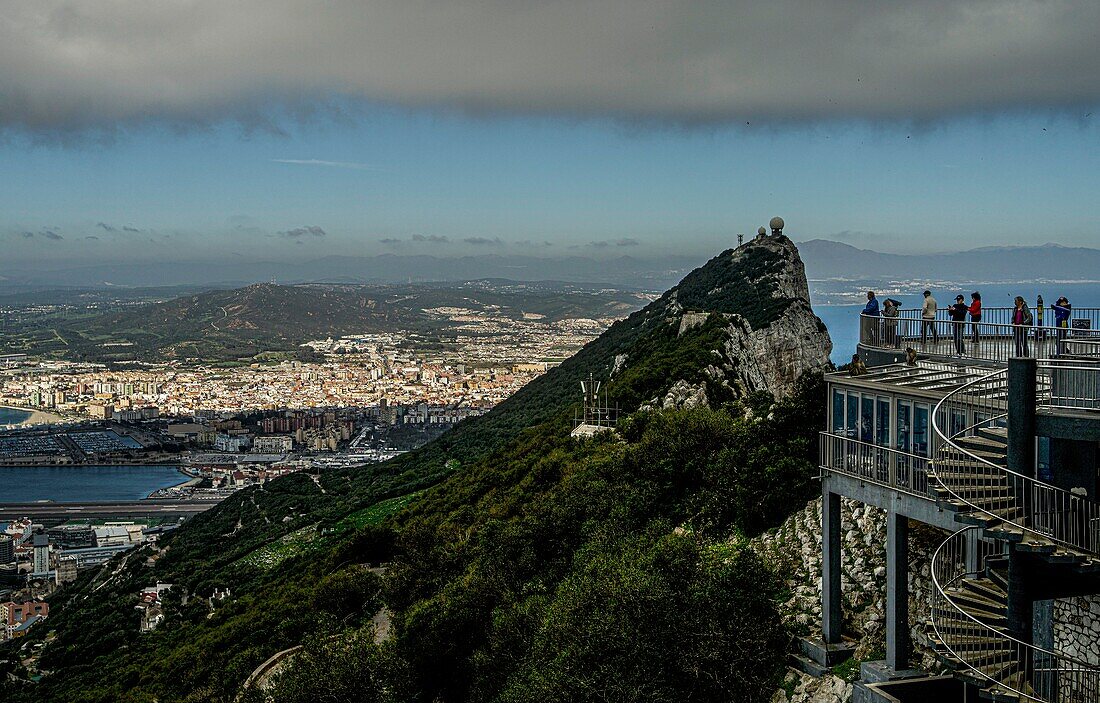 Touristen auf einer Aussichtsplattform an der Bergstation der Seilbahn mit Blick auf den Felsen von Gibraltar und das spanische Hinterland, Gibraltar, Britische Kronkolonie, Spanien