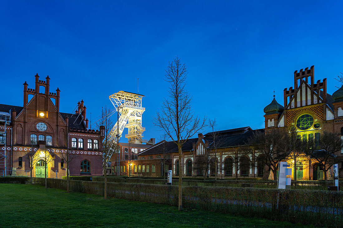 Das stillgelegtes Steinkohlebergwerk und Museum Zeche Zollern in Dortmund in der Abenddämmerung, Ruhrgebiet, Nordrhein-Westfalen, Deutschland, Europa  