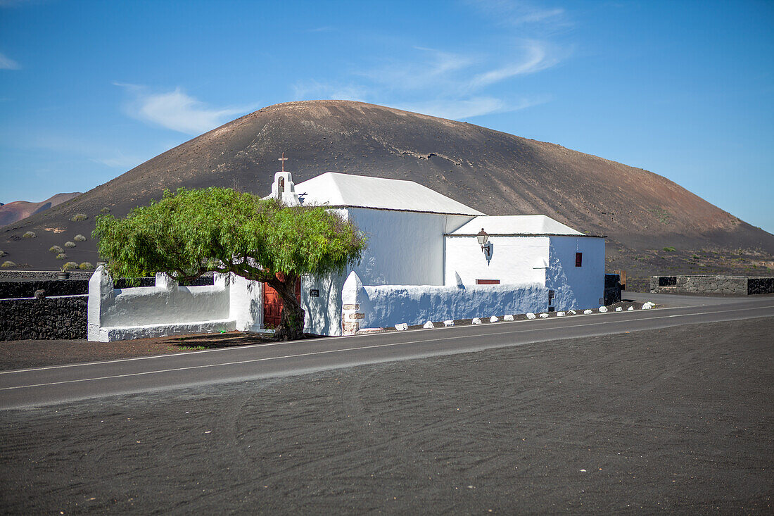 Ermita de la Caridad, die kleine Kapelle in den Weinbergen von La Geria, La Geria, Lanzarote, Kanarische Inseln, Spanien