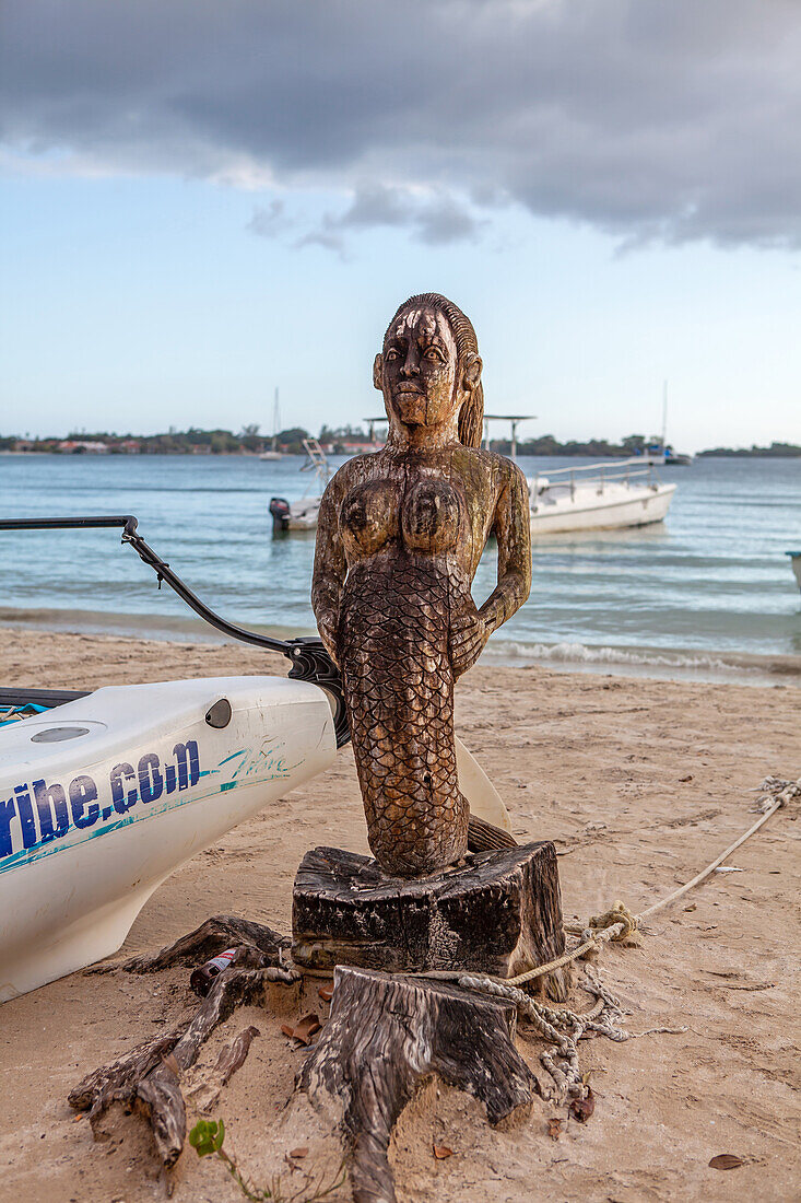  Carved wooden figure on Negril beach, Caribbean, Negril, Parish Westmoreland, County Cornwall, Jamaica, Jamaica 