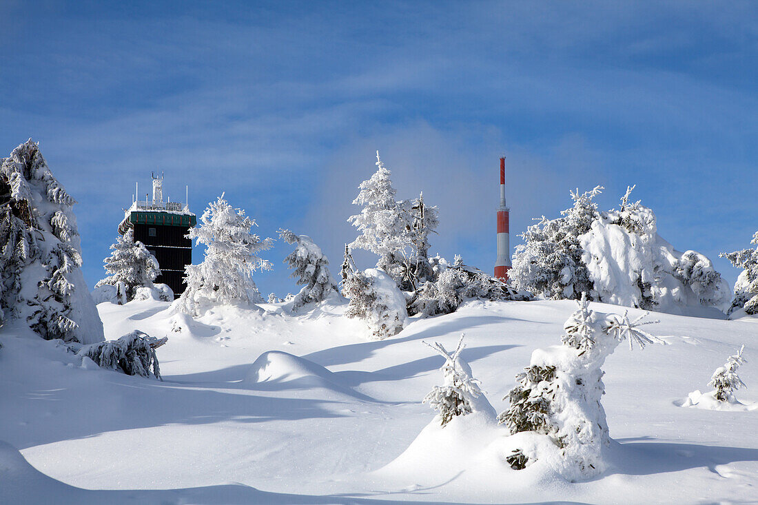  View of the snow-covered Brocken peak in the Harz, Brocken, Harz, Schierke, Wernigerode, Saxony-Anhalt, Germany 