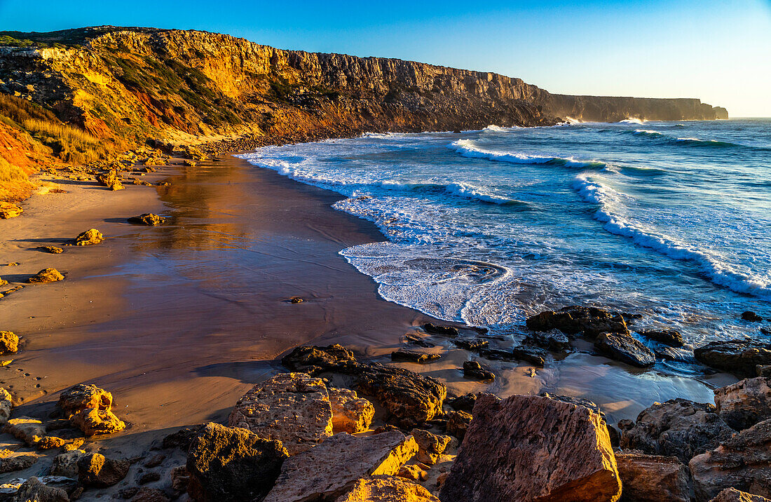 Steilküste und Bucht mit Strand, Algarve, Portugal
