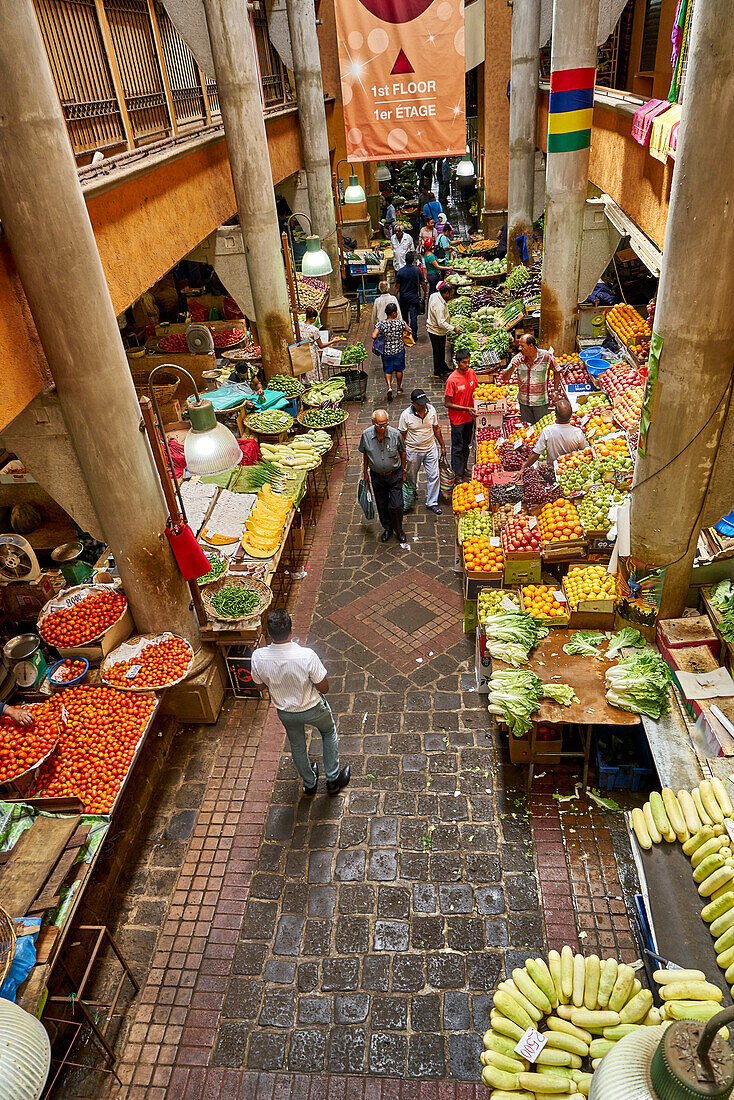 Markthalle mit Menschen von oben, Gemüsestände, Obststände, Mauritius, Afrika