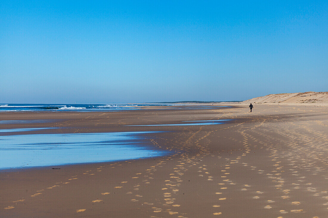 Menschen am Strand an der französichen Atlantikküste, West-Frankreich, Frankreich