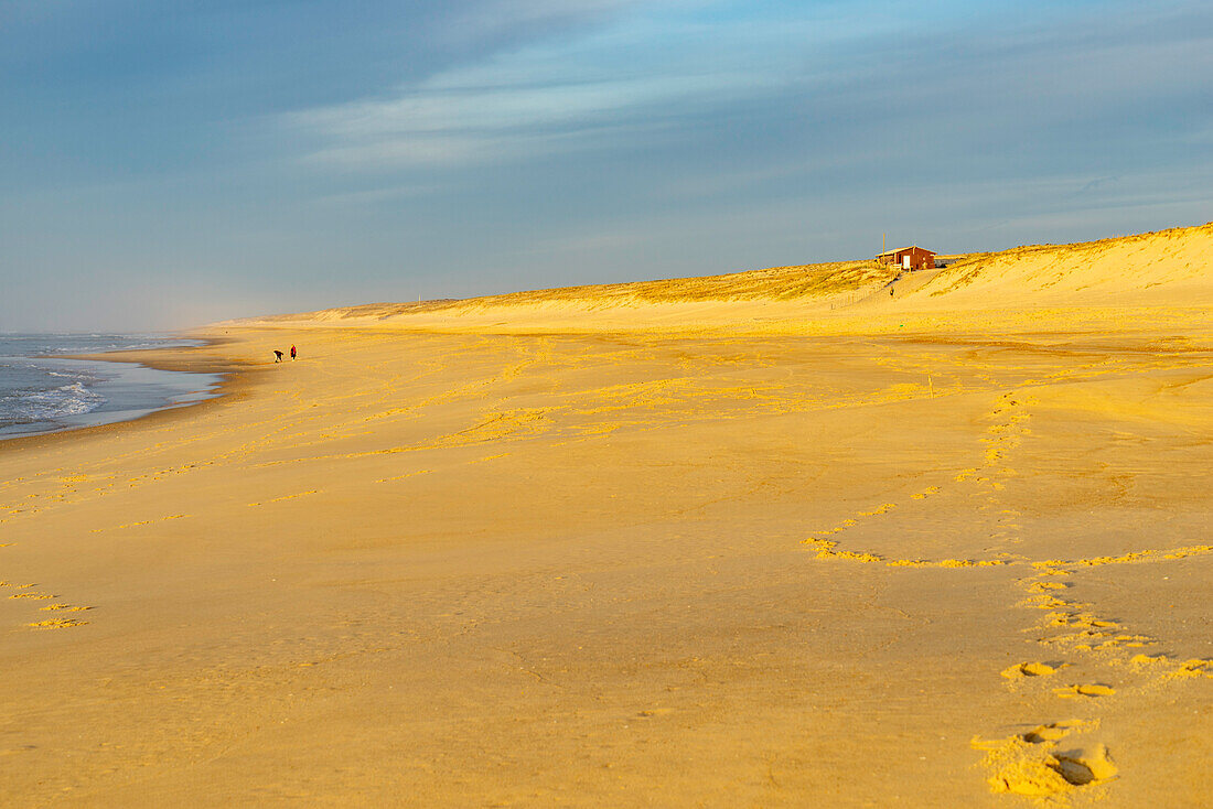 Menschen am Strand an der Atlantikküste, West-Frankreich, Frankreich
