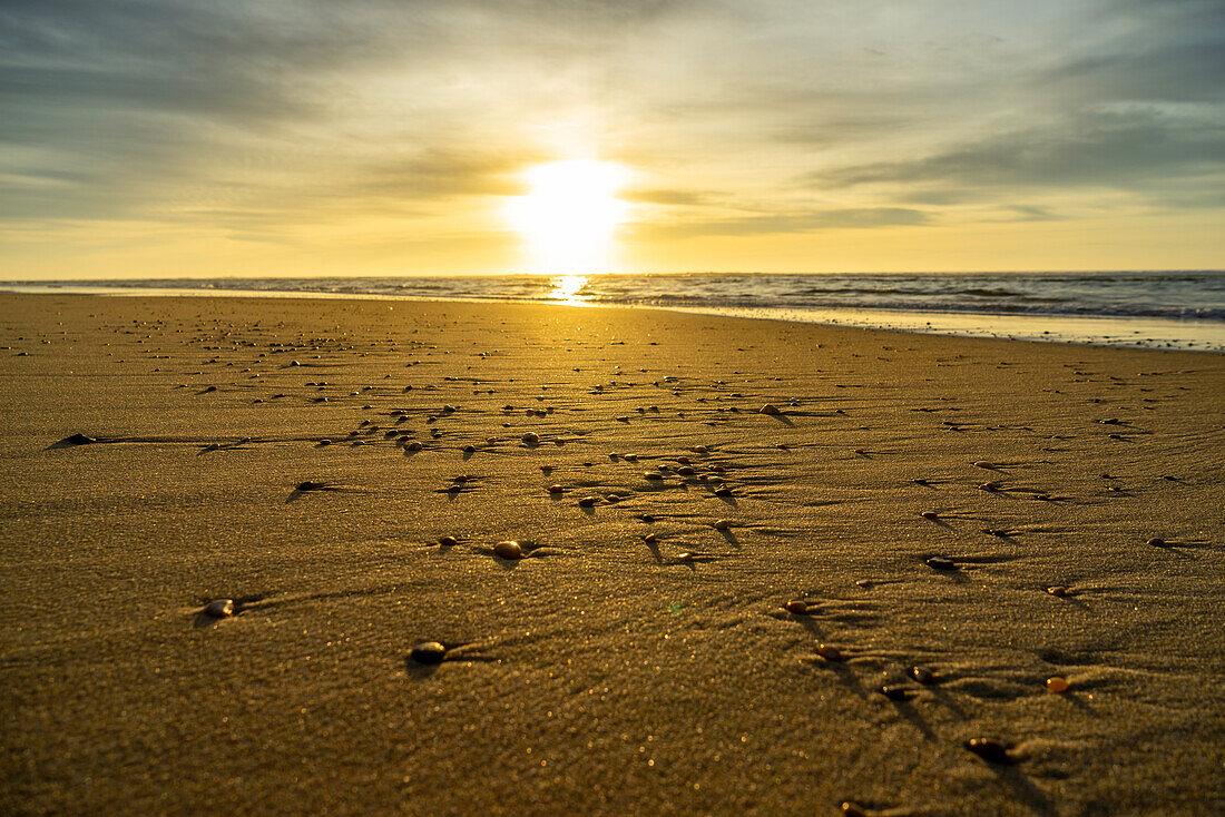 Sonnenuntergang am Strand an der Atlantikküste, West-Frankreich, Frankreich