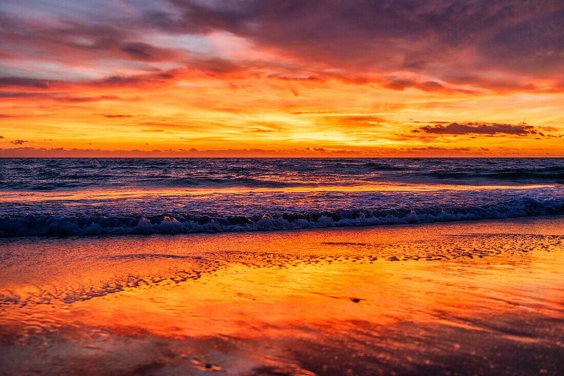 Sonnenuntergang am Strand an der Atlantikküste, West-Frankreich, Frankreich