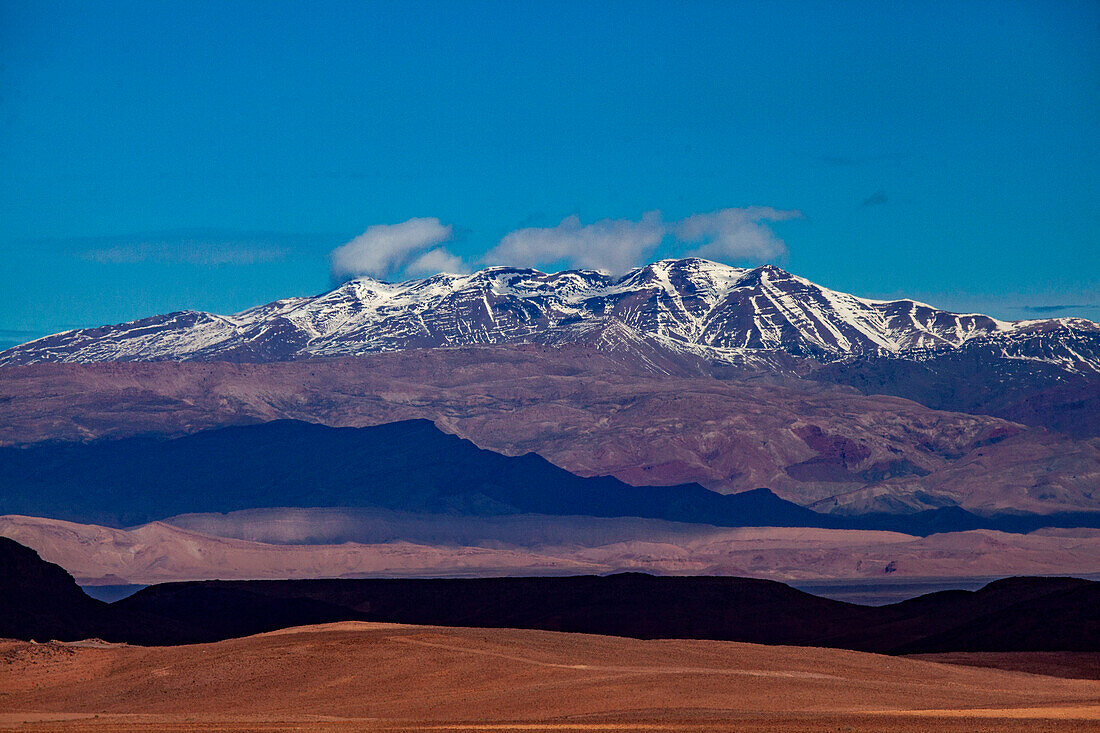 Schneebedeckte Gipfel im Hohen Atlasgebirge, Marokko, Nordafrika