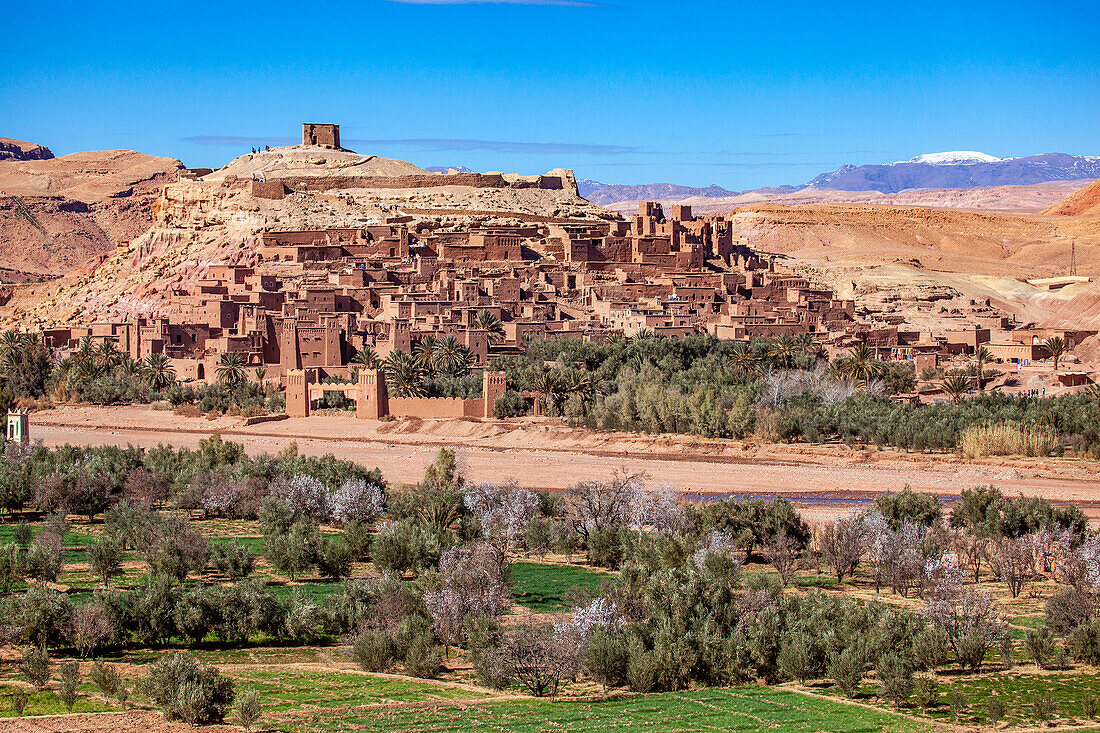 Blick auf die Lehmhäuser von Aït-Ben-Haddou, im Atlasgebirge, Provinz Ouarzazate, Marokko, Nordafrika