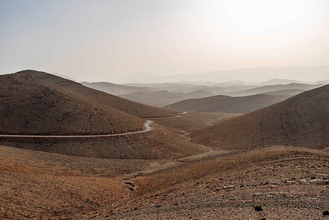 Straße durch Hügellandschaft, im Atlasgebirge, Marokko, Nordafrika
