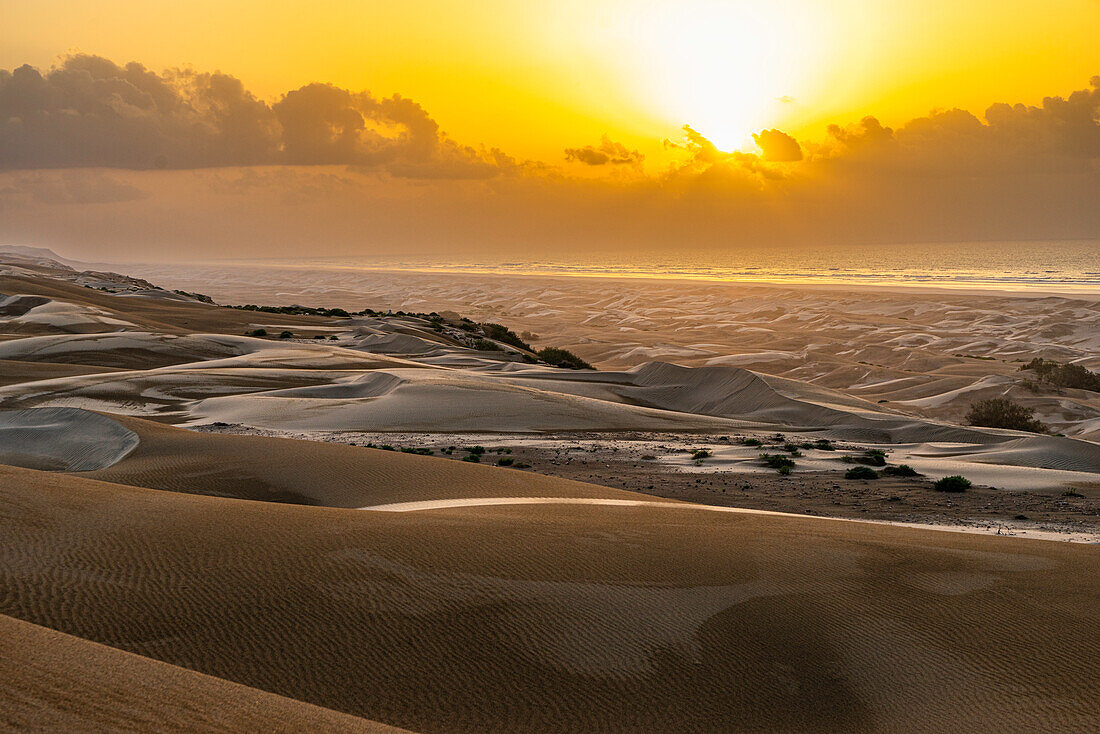 Dünenlandschaft am Atlantik im Sonnenuntergang, Strand 'Plage blanche', Sahara, Guelmim-Es Semara, Marokko, Nordafrika