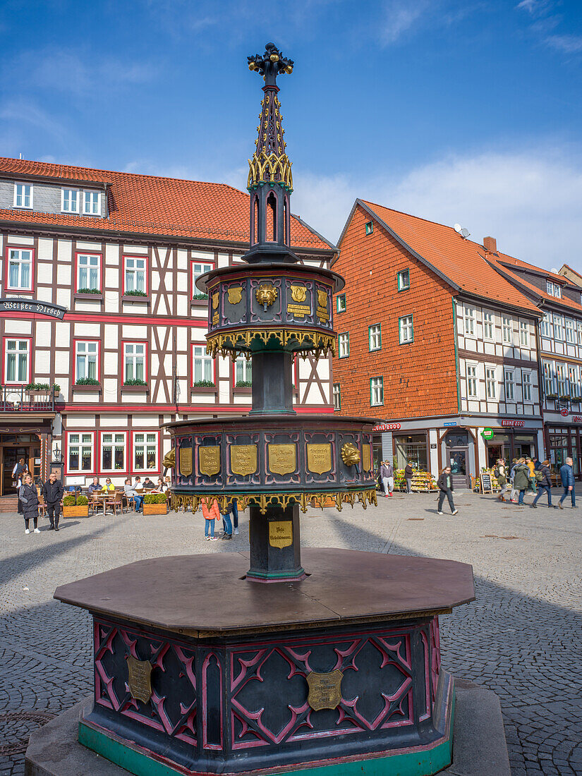  Benefactor fountain on the Wernigerode market square, half-timbered, half-timbered house, Wernigerode, Harz, Saxony-Anhalt, Germany 