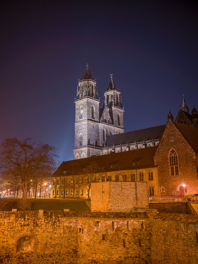  Magdeburg Cathedral and Bastion Cleve at night, Magdeburg, Saxony-Anhalt, Central Germany, Germany 