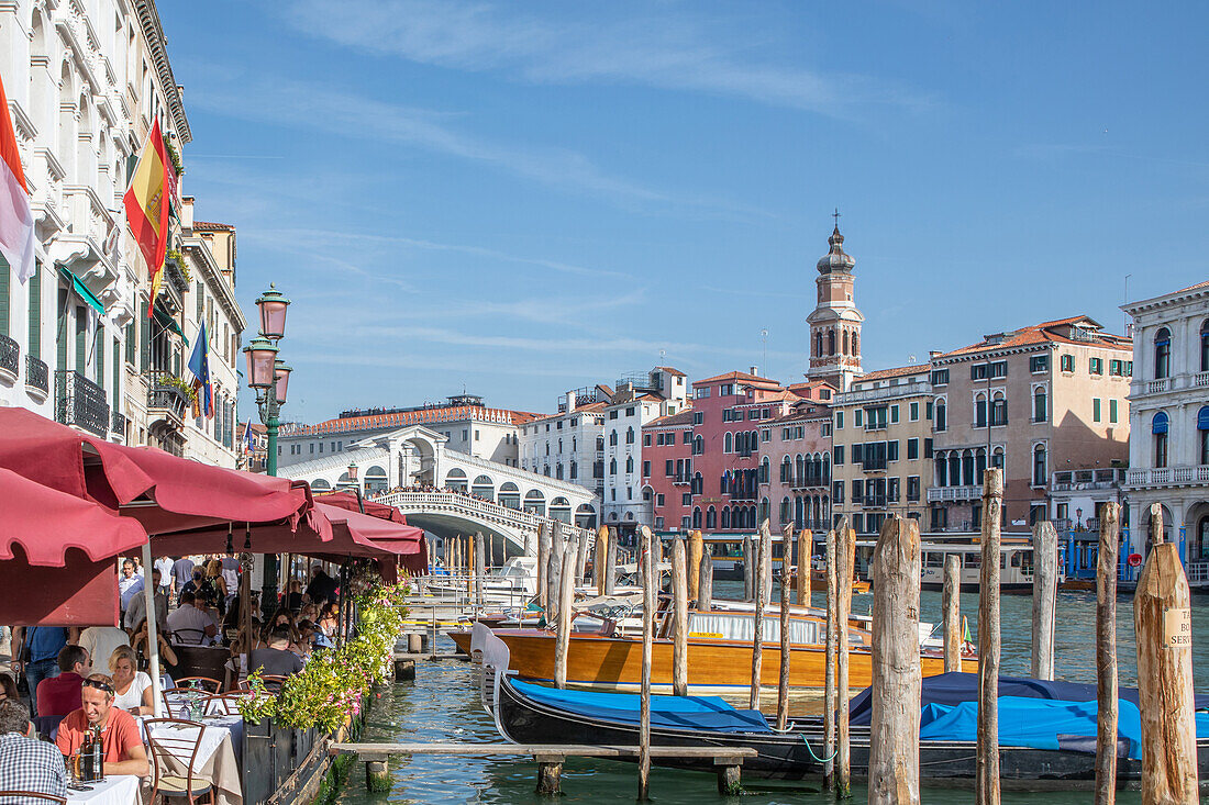 Canal Grande, Rialtobrücke und Chiesa di San Bartolomeo di Rialto, Venedig, Venetien, Italien