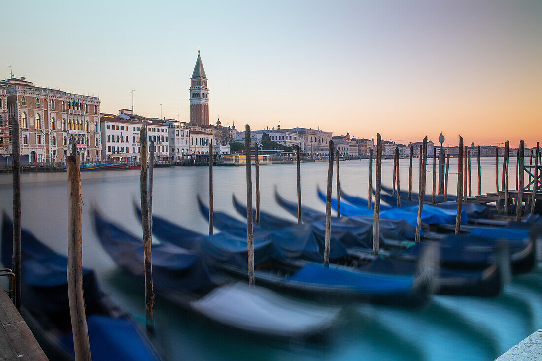  Sunrise at the Fondamenta Salute, long exposure, gondola, Grand Canal, St. Mark&#39;s Tower, Venice, Veneto, Italy 