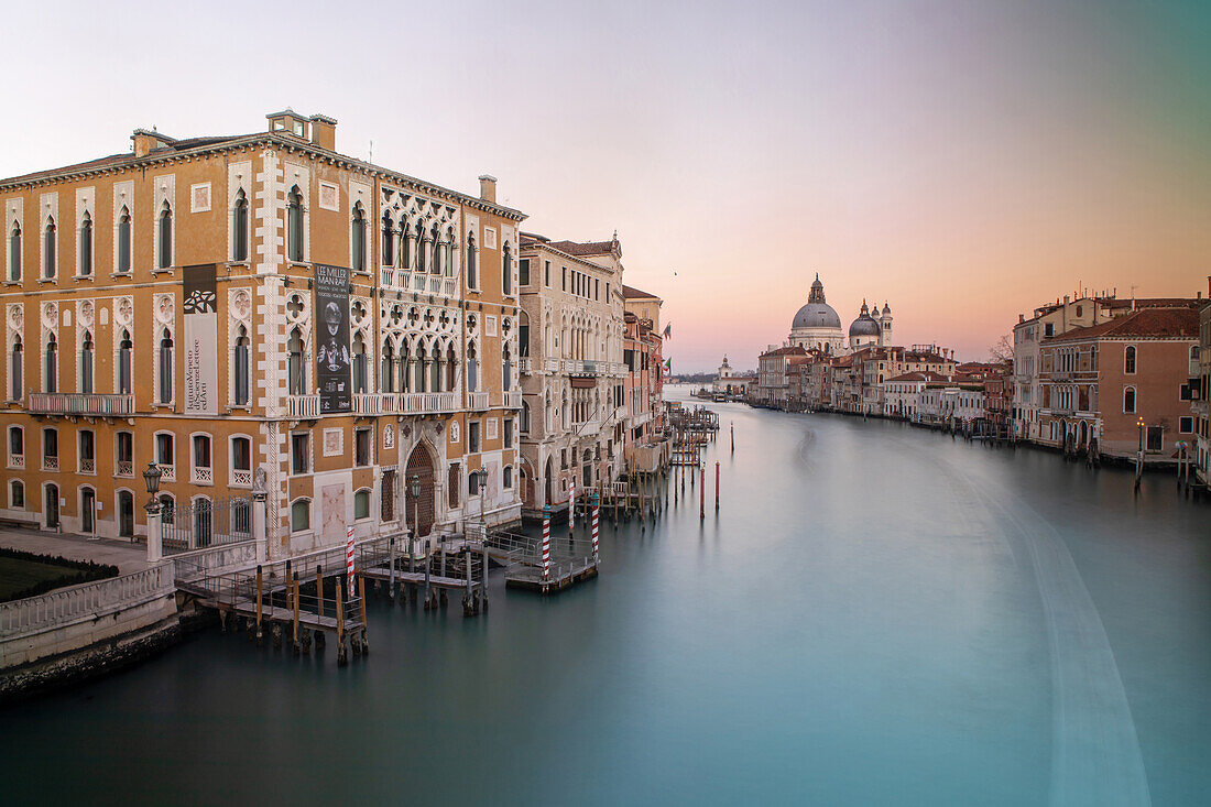 Sonnenaufgang am Canal Grande, Langzeitbelichtung, Canal Grande, Santa Maria della Salute, Venedig, Venetien, Italien