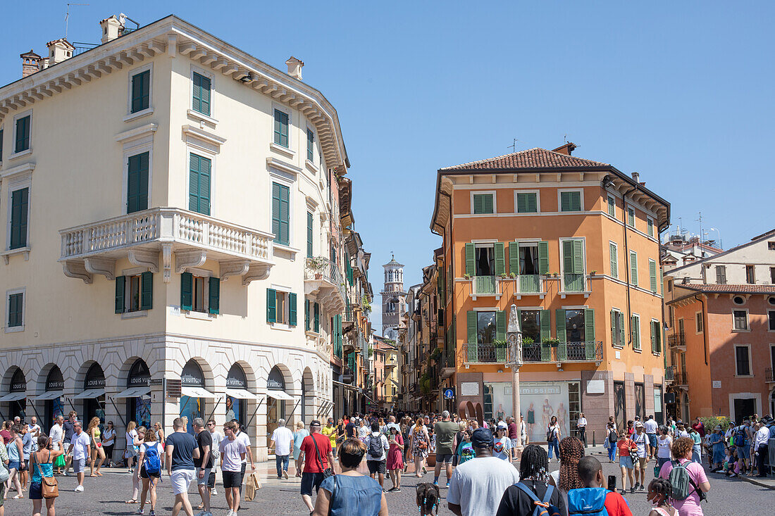 Piazza Brà mit Blick auf den Torre dei Lamberti, Verona, Venetien, Italien