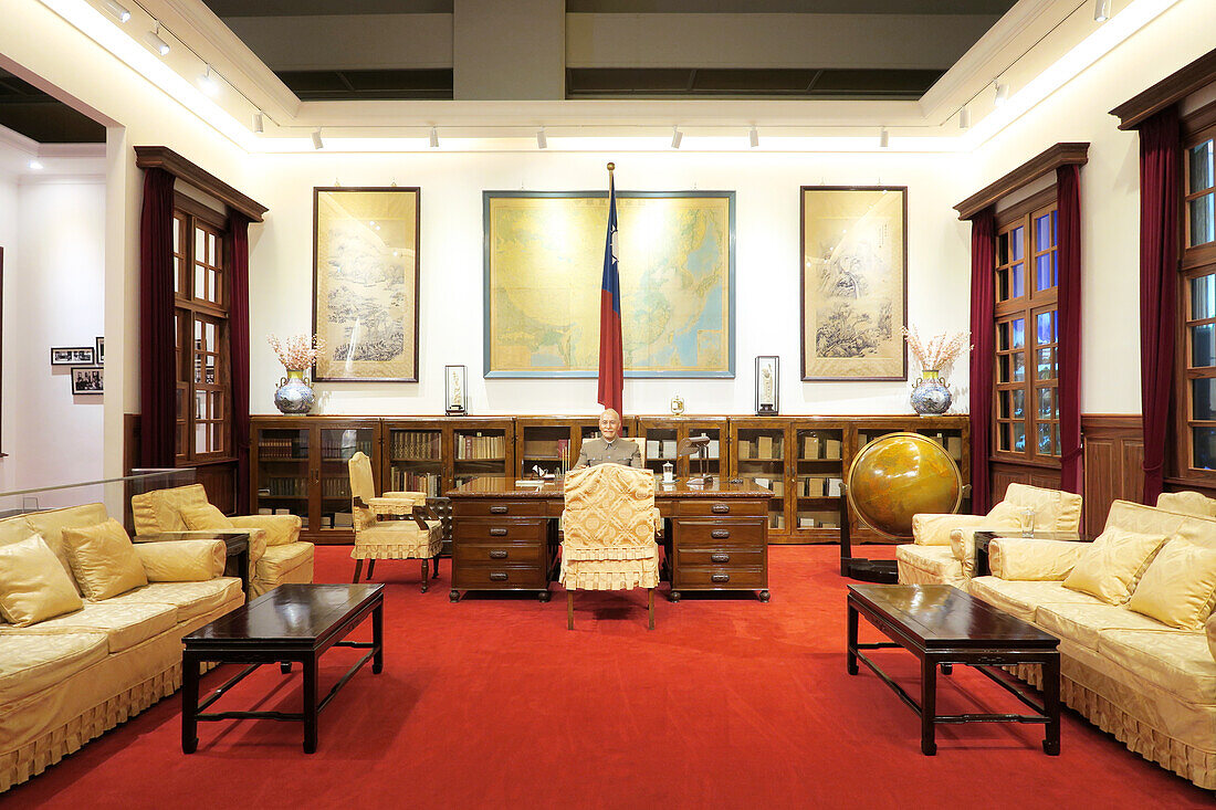 Das Arbeitszimmer Chiang kai-sheks mit Wachsfigur, nachgebaut im Museum des Chiang Kai-shek-Memorials, Taipeh, Taiwan, Asien