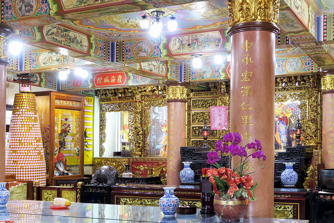  The lavishly decorated interior of a temple: again and again you unexpectedly discover small temples on unadorned main streets that are unexpectedly colorful and magnificently furnished.  